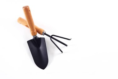 Alet edevat bahçe küreği ve tırmık beyaz arka planda izole