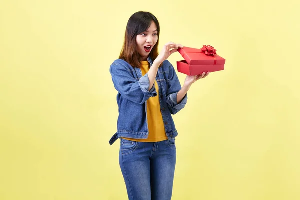 Feliz Animado Bela Mulher Asiática Mão Abrindo Uma Caixa Presente — Fotografia de Stock