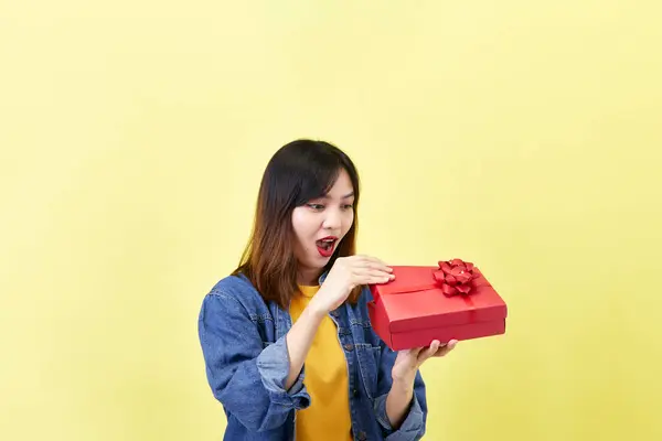 Μια Χαρούμενη Όμορφη Ασιάτισσα Χέρι Ανοίγει Ένα Κόκκινο Κουτί Δώρου — Φωτογραφία Αρχείου