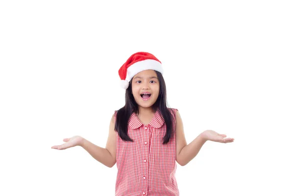 ポートレートハッピーリトルアジアの女の子はサンタの帽子を身に着けていますオープン二本の手横に白い背景クリスマスコンセプト — ストック写真