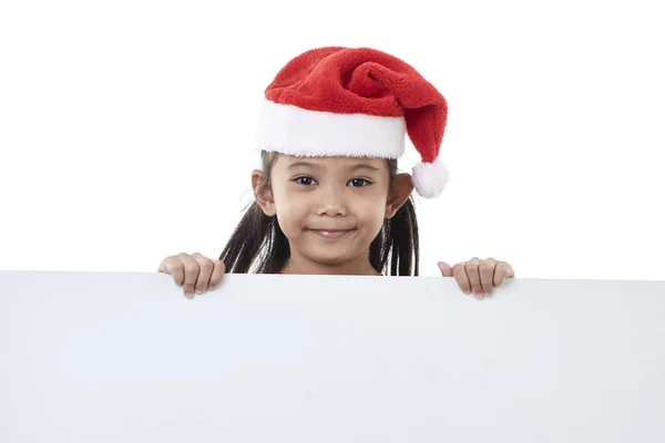 Portrait Une Petite Fille Heureuse Portant Chapeau Père Noël Posant — Photo