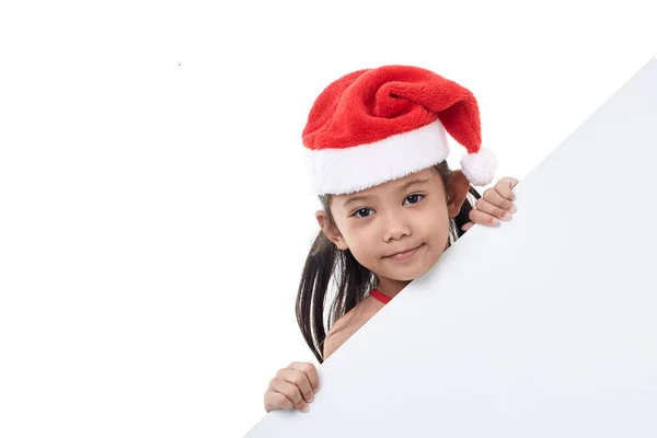 Portrait Une Petite Fille Heureuse Portant Chapeau Père Noël Posant — Photo