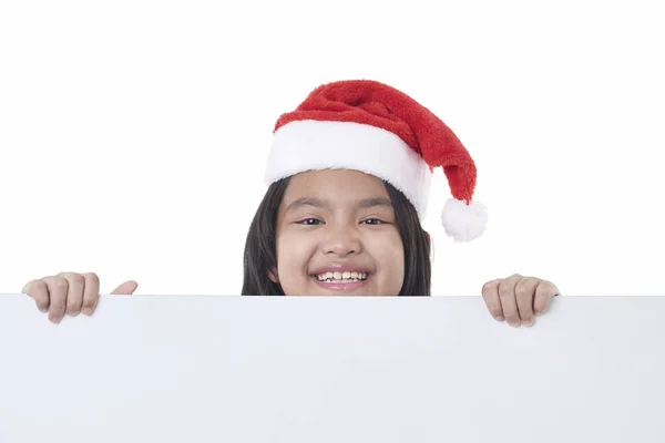 Retrato Uma Menina Feliz Vestindo Chapéu Papai Noel Posando Atrás — Fotografia de Stock