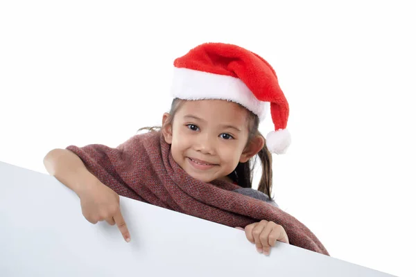 Portrait Une Petite Fille Heureuse Portant Chapeau Père Noël Pointant — Photo