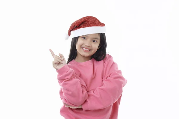 Милая Маленькая Азиатка Шляпе Санта Клауса Указывающая Белый Фон — стоковое фото