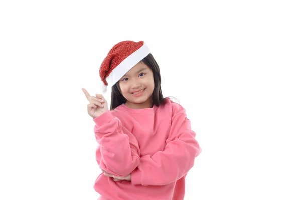 Uma Menina Asiática Bonito Vestindo Chapéu Papai Noel Apontando Para — Fotografia de Stock