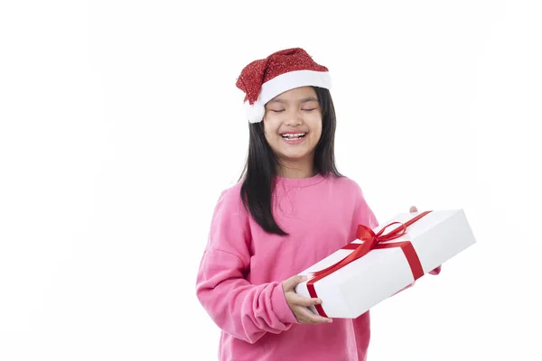 Веселого Щасливого Різдвяної Азіатської Дівчинки Капелюсі Санта Обіймає Скриньку Подарунками — стокове фото