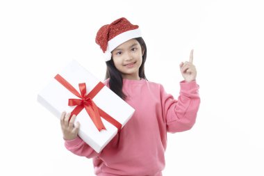 Asyalı Çocuk elinde Noel hediyesi kutusuyla beyaz arka planda izole edilmiş.