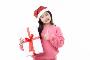 Asyalı Çocuk elinde Noel hediyesi kutusuyla beyaz arka planda izole edilmiş.
