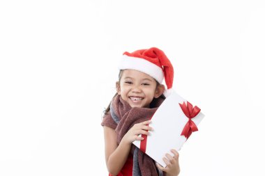 Asyalı Çocuk elinde Noel hediyesi kutusuyla beyaz arka planda izole edilmiş.