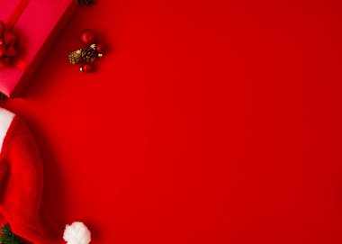 2020 yılbaşı Noel Baba şapkası hediye ve Noel süslemeleri ile kırmızı bir arka plan fotokopi alanı ile sunar..