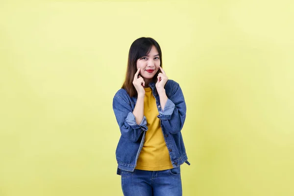 Encantadora Encantadora Mujer Joven Asiática Morena Chaqueta Jean Sonriendo Posando —  Fotos de Stock