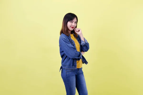 可爱可爱的亚洲年轻女子 穿着夹克 面带微笑 面带微笑地看着被黄色背景隔离的相机 — 图库照片