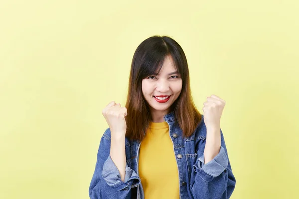 Charmante Vriendelijke Mooie Aziatische Jonge Vrouw Brunette Jas Jean Glimlachen — Stockfoto