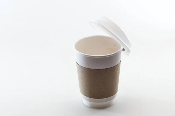 白い背景にモックアップコーヒーカップの紙 — ストック写真