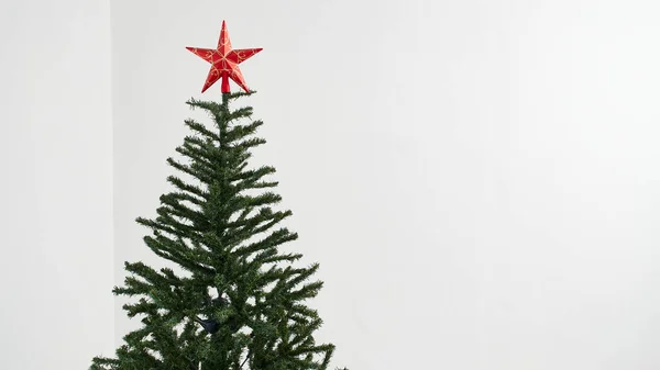 Árbol Navidad Mínimo Con Estrellas Decorativas Rojas Espacio Copia Habitación — Foto de Stock