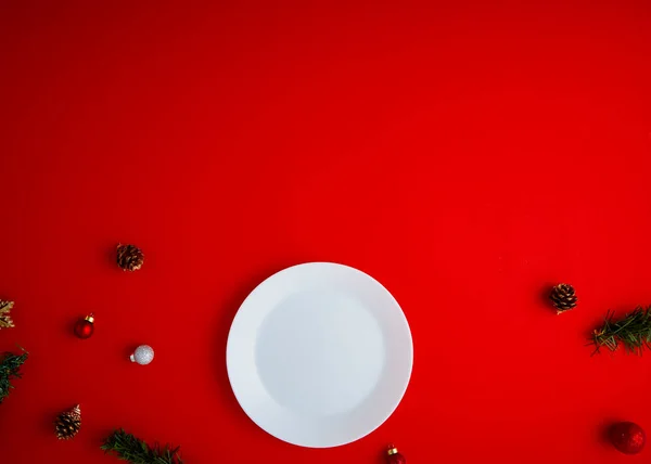 Minimális Felső Nézet Karácsonyi Labdák Dekoráció Egy Fehér Üres Lemez — Stock Fotó