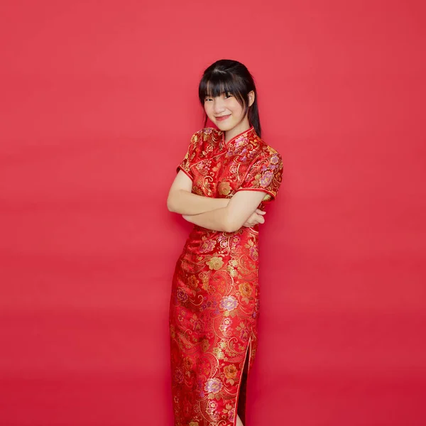 Linda Mujer Asiática Joven Usar Cheongsam Con Acción Para Concepto — Foto de Stock