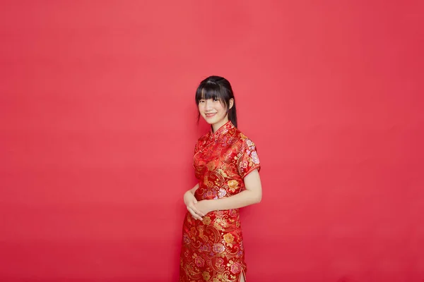 Linda Mujer Asiática Joven Usar Cheongsam Con Acción Para Concepto — Foto de Stock