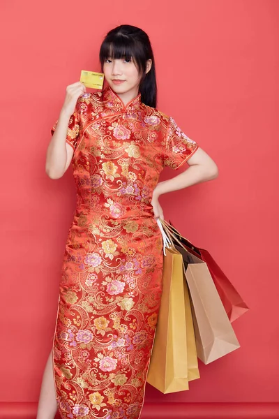 Retrato Mujer Asiática Joven Linda Usar Vestido Chino Con Una —  Fotos de Stock