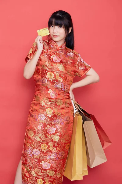 Retrato Mujer Asiática Joven Linda Usar Vestido Chino Con Una — Foto de Stock