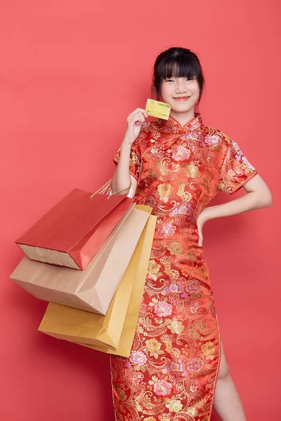 Πορτρέτο Χαριτωμένο Νεαρή Ασιατική Γυναίκα Φορούν Κινέζικο Φόρεμα Μια Τσάντα — Φωτογραφία Αρχείου