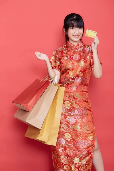 Retrato Bonito Jovem Mulher Asiática Usar Vestido Chinês Com Saco — Fotografia de Stock