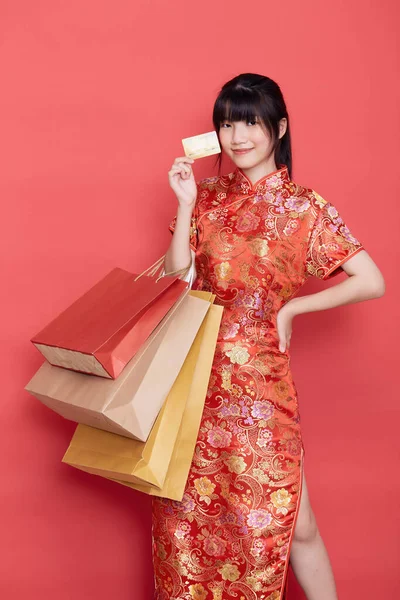 Πορτρέτο Χαριτωμένο Νεαρή Ασιατική Γυναίκα Φορούν Κινέζικο Φόρεμα Μια Τσάντα — Φωτογραφία Αρχείου