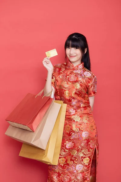 Retrato Bonito Jovem Mulher Asiática Usar Vestido Chinês Com Saco — Fotografia de Stock