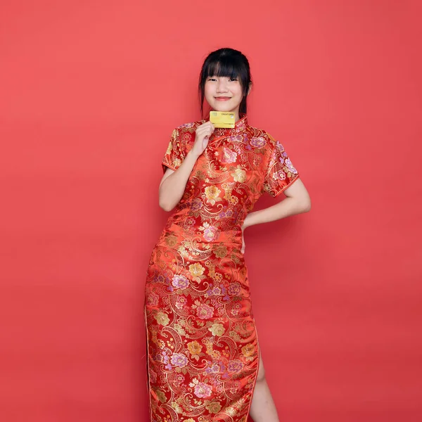 Retrato Linda Mujer Asiática Joven Usar Vestido Chino Con Una — Foto de Stock