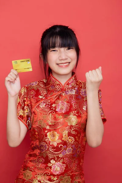 Retrato Linda Mujer Asiática Joven Usar Vestido Chino Con Una — Foto de Stock