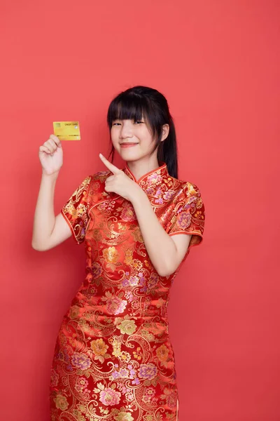 Πορτρέτο Χαριτωμένο Νεαρή Ασιατική Γυναίκα Φορούν Κινέζικο Φόρεμα Μια Πιστωτική — Φωτογραφία Αρχείου