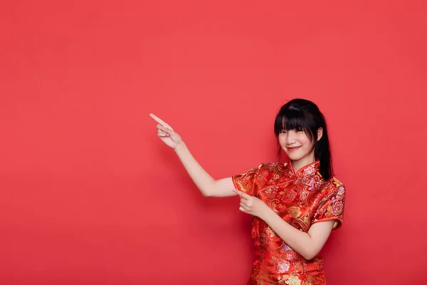 Linda Mujer Asiática Joven Usar Cheongsam Señalando Vacío Para Concepto — Foto de Stock