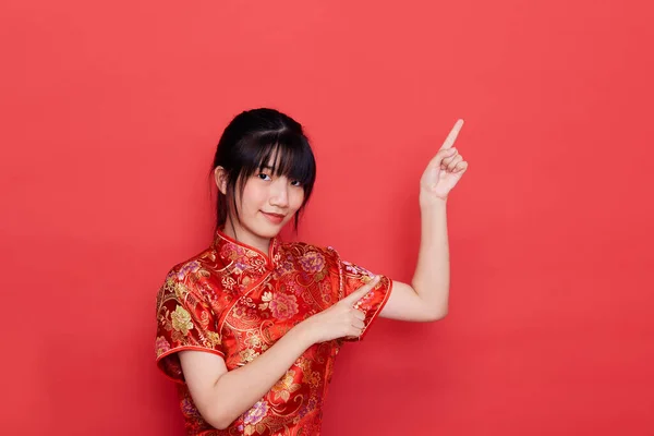 Linda Mujer Asiática Joven Usar Cheongsam Señalando Vacío Para Concepto — Foto de Stock