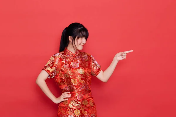 Linda Mujer Asiática Joven Usar Cheongsam Señalando Vacío Para Concepto — Foto de Stock