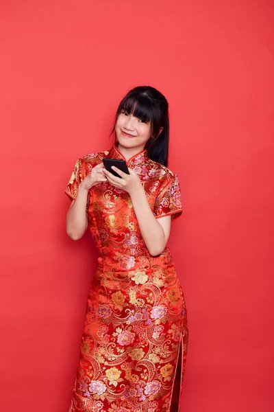아시아 여성이 중국식 초상화 배경에 컨셉을 스마트폰 — 스톡 사진
