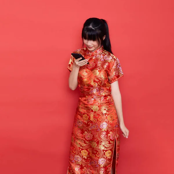 Retrato Hermosa Mujer Asiática Joven Usar Cheongsam Chino Utilizar Teléfono — Foto de Stock