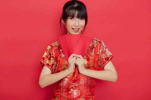 Cute Chinese Woman Holding Red Envelope Ang Pow New Year — Stock Photo, Image