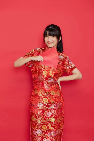 Милая Китаянка Красным Конвертом Анг Пау Новый Год Красном Фоне — стоковое фото
