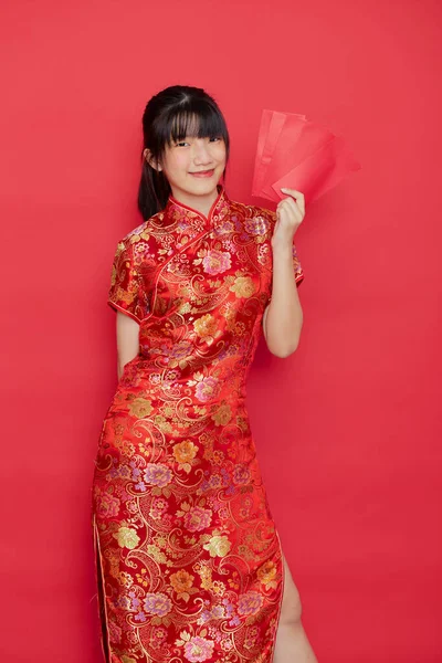 赤の背景に赤い封筒や新年のための中央の力を持つかわいい中国の女性 — ストック写真