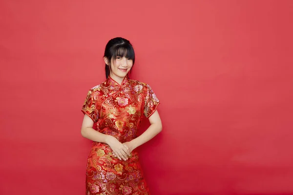 Linda Mujer Asiática Joven Usar Cheongsam Con Acción Para Concepto — Foto de Stock