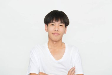 Kahverengi gözlü, yakışıklı bir gencin yatay çekimi pozitif yüz ifadesi, biri tarafından övülmek, günlük giyinmek, izole beyaz stüdyo arka planı