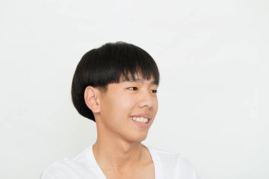 Kahverengi gözlü, yakışıklı bir gencin yatay çekimi pozitif yüz ifadesi, biri tarafından övülmek, günlük giyinmek, izole beyaz stüdyo arka planı