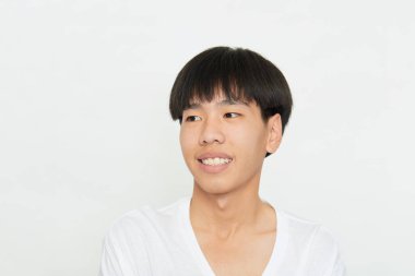 Kahverengi gözlü, yakışıklı bir gencin yatay çekimi pozitif yüz ifadesi, biri tarafından övülmek, günlük giyinmek, izole beyaz stüdyo arka planı