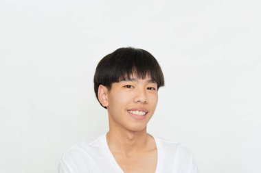 Kahverengi gözlü, yakışıklı bir gencin yatay çekimi pozitif yüz ifadesi, biri tarafından övülmek, günlük giyinmek, izole beyaz stüdyo arka planı