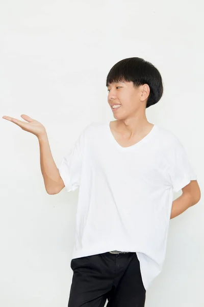 一个穿着休闲装的白T恤的有魅力的年轻亚洲男子的画像 他用张开的手做着与白色背景隔离的手势 — 图库照片