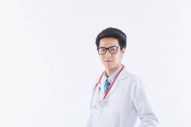 Covid-19, virüsü önlemek, sağlık çalışanları ve virüs konseptini engellemek. Arkadaş canlısı görünüşlü, gülümseyen Asyalı erkek doktor.