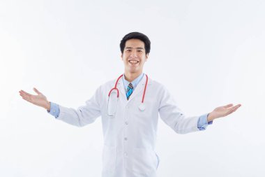 Covid-19, virüsü önlemek, sağlık çalışanları ve virüs konseptini engellemek. Arkadaş canlısı görünüşlü, gülümseyen Asyalı erkek doktor.