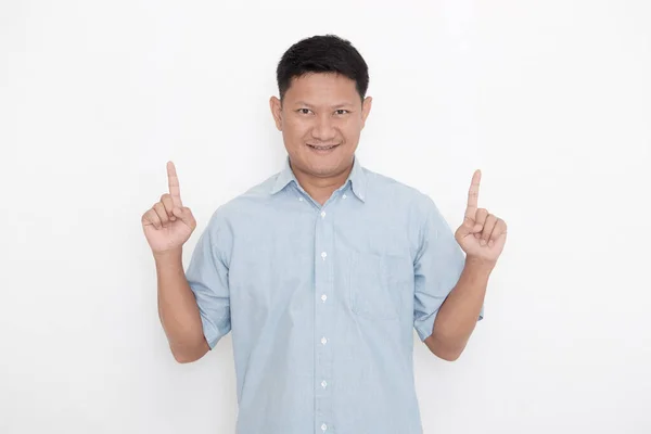 Asiático Hombre Sonriendo Con Dedo Señalando Blanco — Foto de Stock