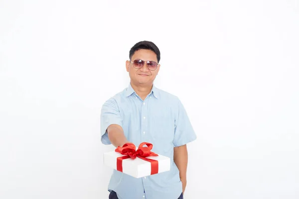 Portret Van Knappe Aziatische Man Met Geschenkdoos Witte Achtergrond — Stockfoto